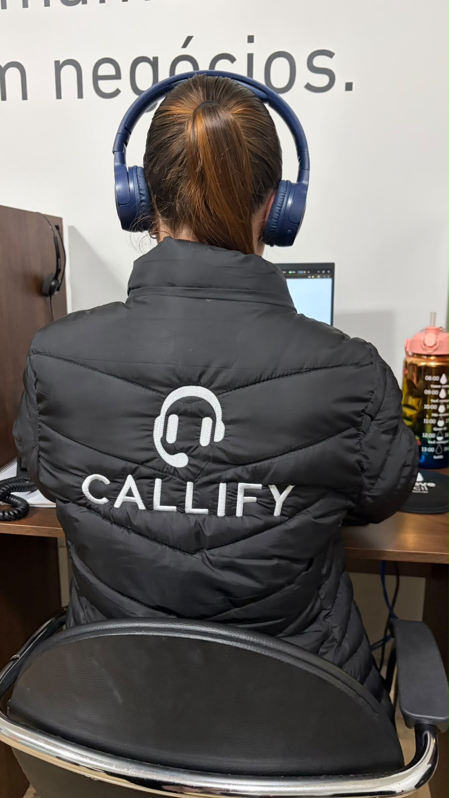 Operadora Callify uniformizada em atendimento